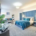 Host & - The Langley شقة فندقية